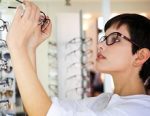 Tips Memilih Kacamata Sesuai Bentuk Hidung